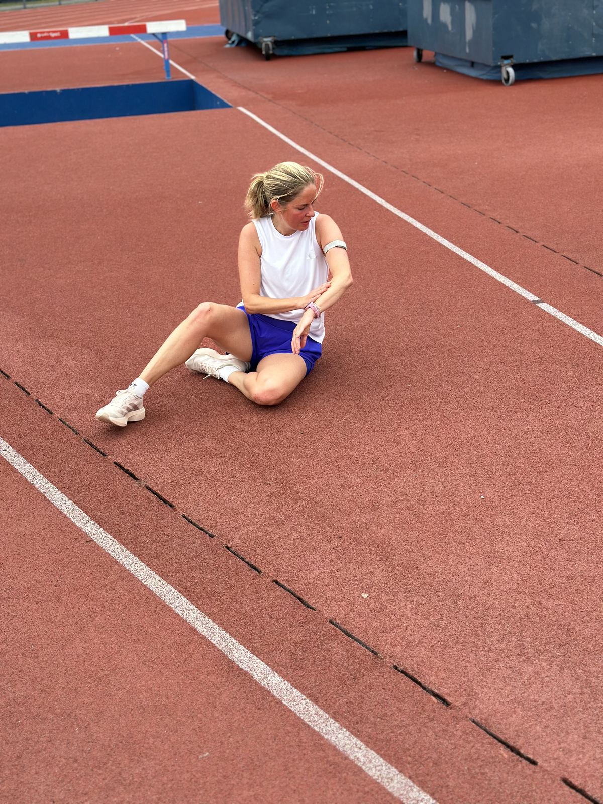 Amanda Hultin sträcker ut på Stockholms stadion inför Stockholm Halvmaraton