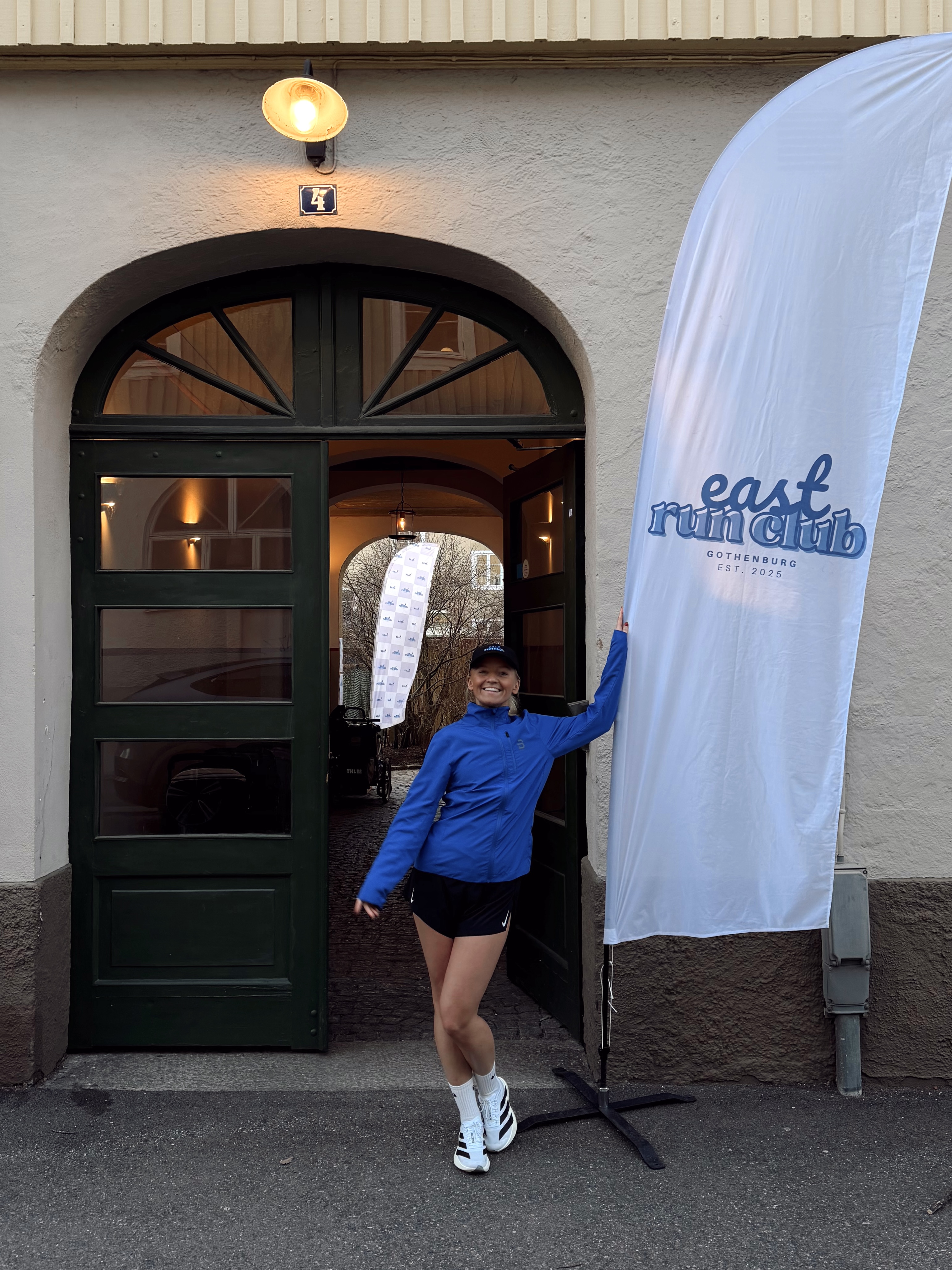 Josefine Jakobsson, grundare av East Run Club, med klubbens flagga