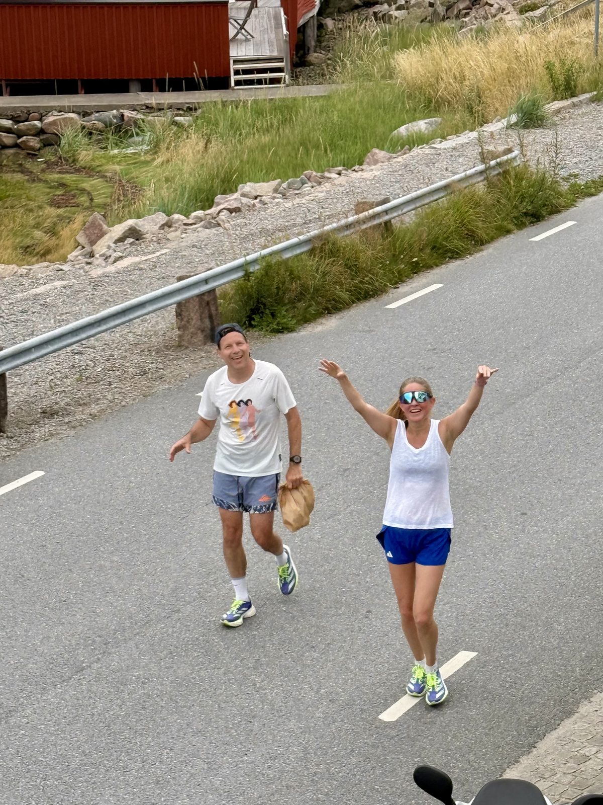 Löpare på kuststigen mellan Fjällbacka och Grebbestad i Bohuslän en solig sommardag
