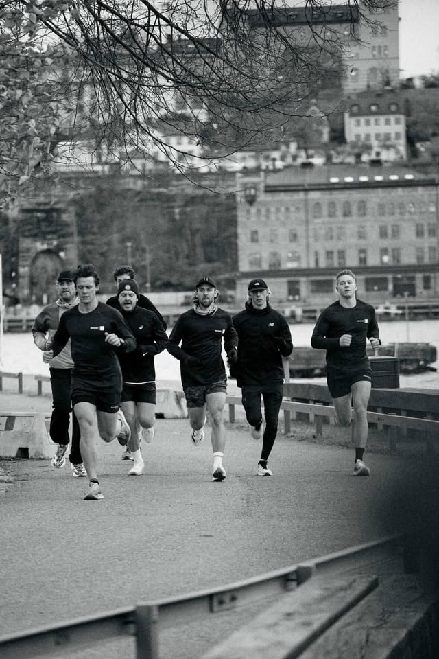 Löpare från Roberg Training Club springer tillsammans i Stockholm