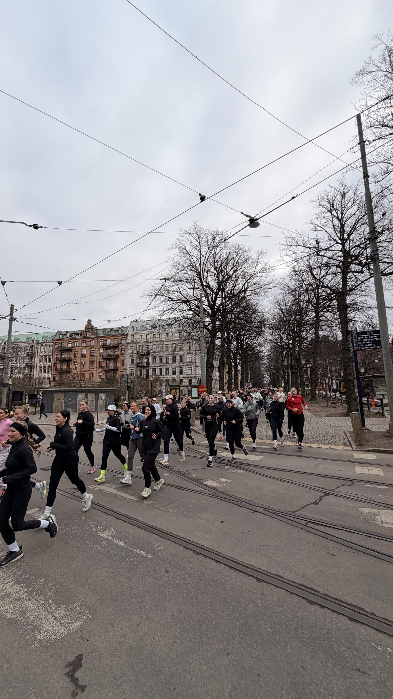 Tjejerna i SheRuns Club springer tillsammans genom centrala Göteborg