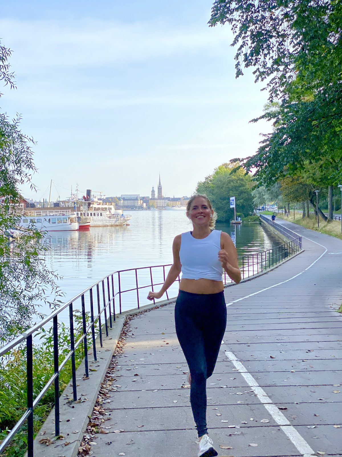 Löpare vid Söder Mälarstrand en sommarkväll på Södermalm i Stockholm