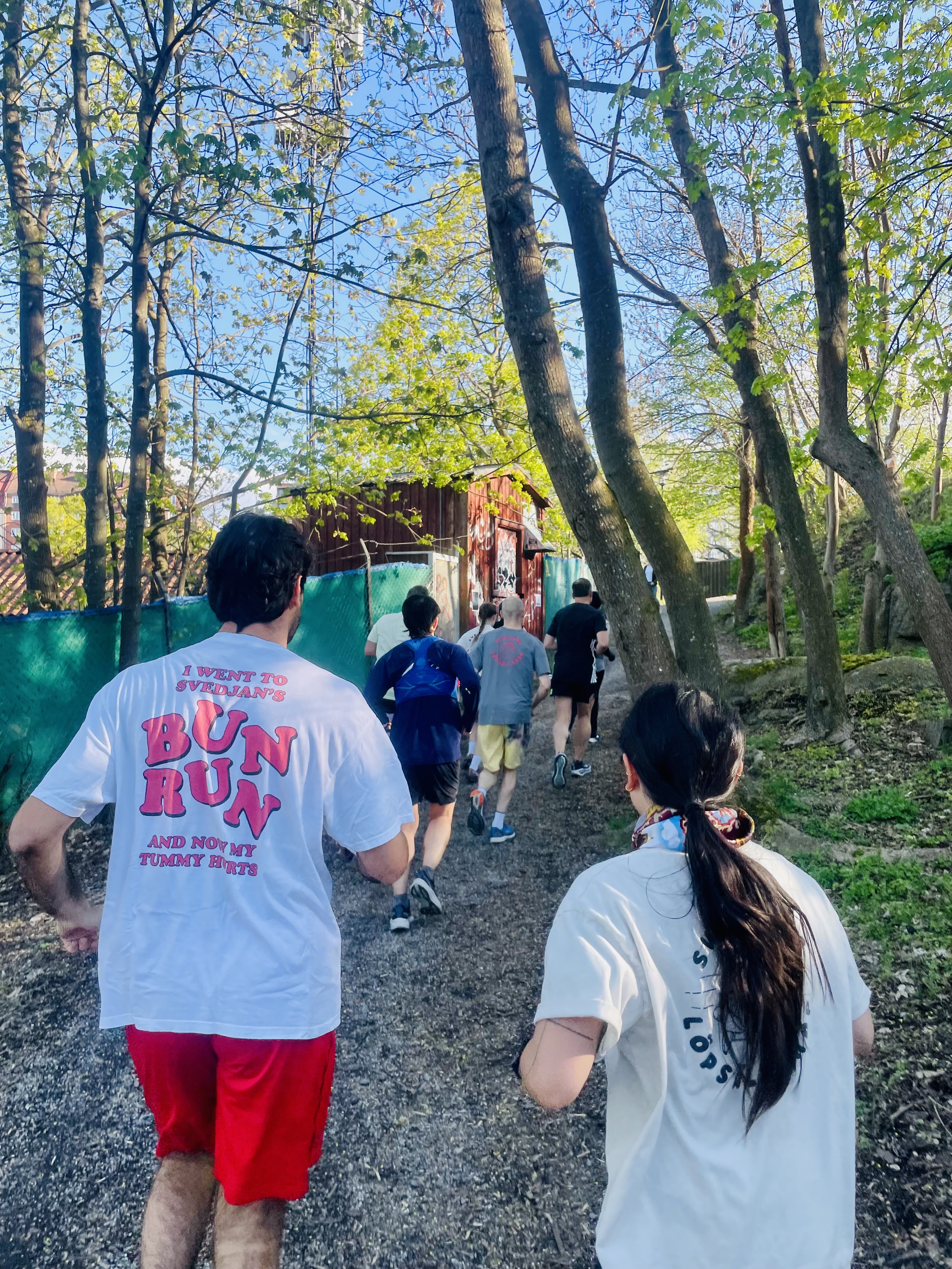 Svedjans Löpsällskap springer i grupp, en deltagare bär en t-shirt med trycket Bun Run